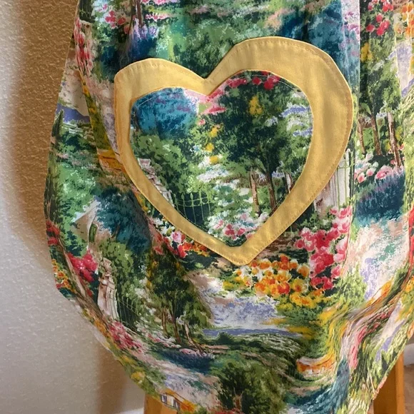 MRS Linafore Retro 50’s Garden Scene Apron - Picture 3 of 12
